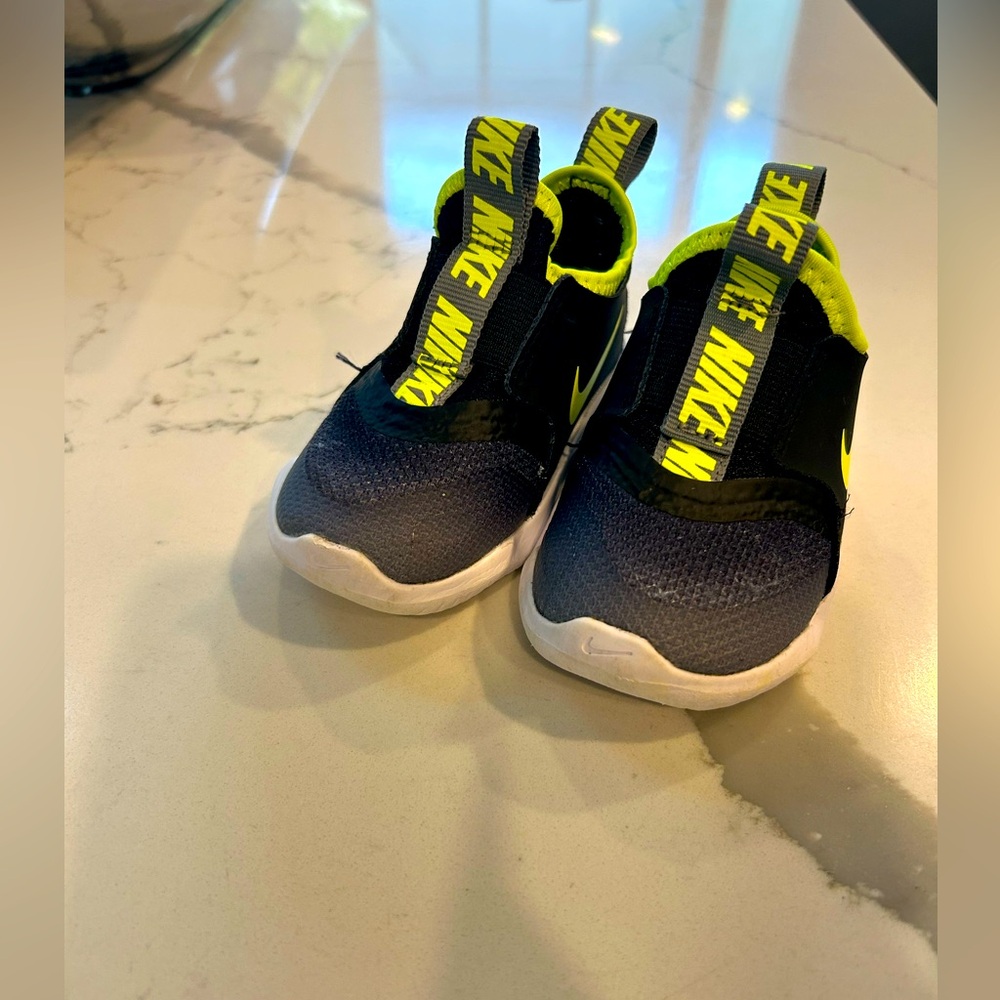 GOOD CONDITION! TODDLER NIKE FLEX RUNNER SNEAKERS. SIZE 4.